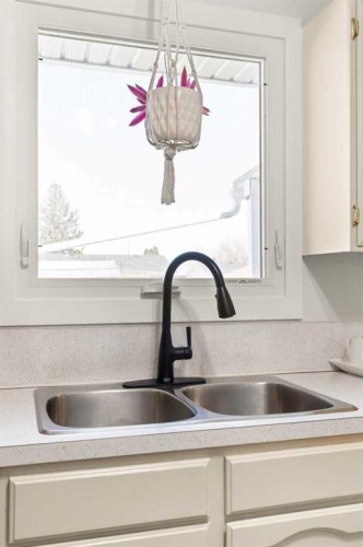 34 Campbell Crescent Se, Medicine Hat, AB - Indoor Photo Showing Kitchen With Double Sink