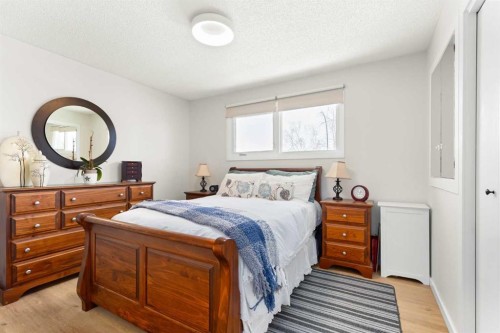 34 Campbell Crescent Se, Medicine Hat, AB - Indoor Photo Showing Bedroom