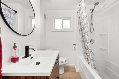 34 Campbell Crescent Se, Medicine Hat, AB - Indoor Photo Showing Bathroom
