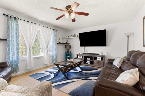 34 Campbell Crescent Se, Medicine Hat, AB - Indoor Photo Showing Living Room