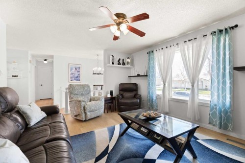 34 Campbell Crescent Se, Medicine Hat, AB - Indoor Photo Showing Living Room