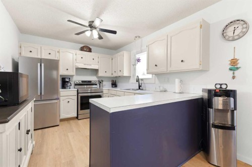 34 Campbell Crescent Se, Medicine Hat, AB - Indoor Photo Showing Kitchen