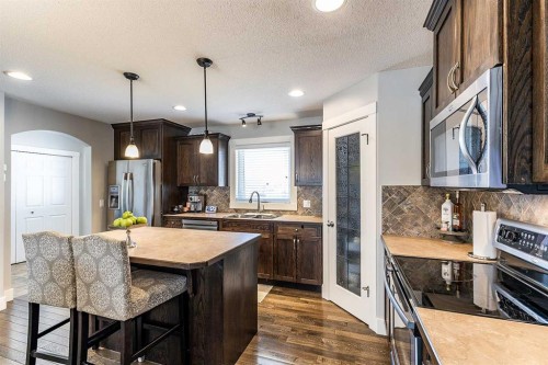 8 Terrace Circle Ne, Medicine Hat, AB - Indoor Photo Showing Kitchen With Double Sink With Upgraded Kitchen