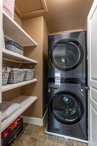 8 Terrace Circle Ne, Medicine Hat, AB - Indoor Photo Showing Laundry Room