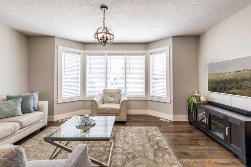 8 Terrace Circle Ne, Medicine Hat, AB - Indoor Photo Showing Living Room