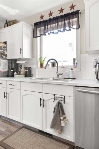 241 Upland Boulevard West, Brooks, AB - Indoor Photo Showing Kitchen