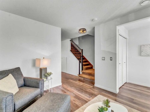 280 Northlands Pointe Ne, Medicine Hat, AB - Indoor Photo Showing Living Room