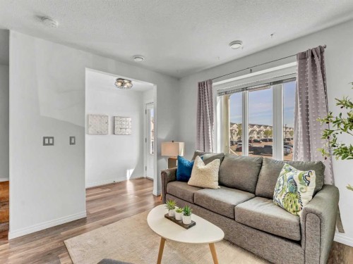 280 Northlands Pointe Ne, Medicine Hat, AB - Indoor Photo Showing Living Room