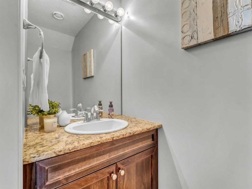280 Northlands Pointe Ne, Medicine Hat, AB - Indoor Photo Showing Bathroom