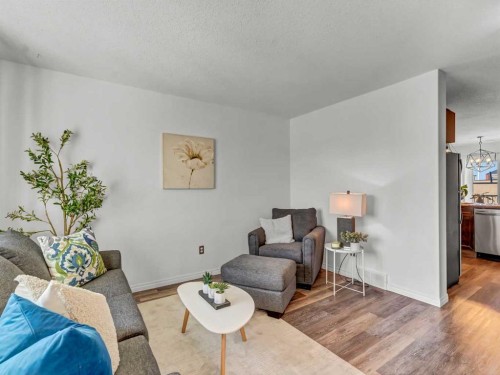 280 Northlands Pointe Ne, Medicine Hat, AB - Indoor Photo Showing Living Room