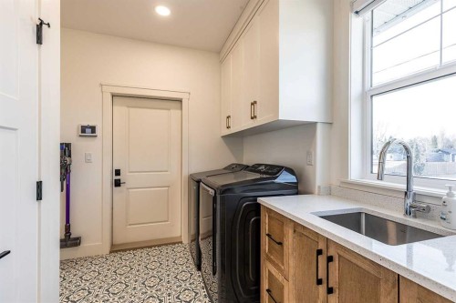 480 7 Street, Dunmore, AB - Indoor Photo Showing Laundry Room