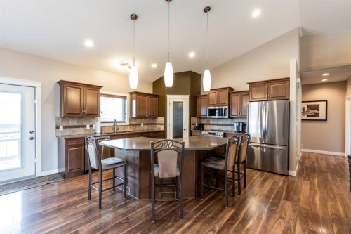 207 Hamptons Way Se, Medicine Hat, AB - Indoor Photo Showing Kitchen With Stainless Steel Kitchen With Upgraded Kitchen