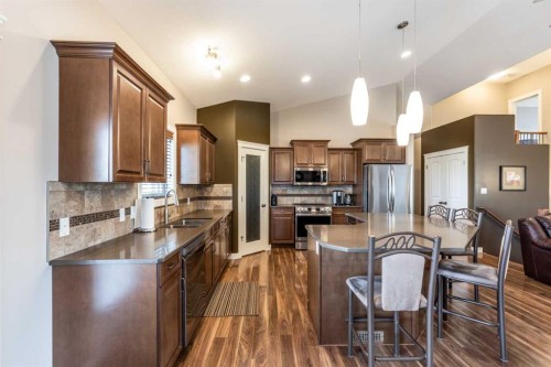 207 Hamptons Way Se, Medicine Hat, AB - Indoor Photo Showing Kitchen With Stainless Steel Kitchen With Double Sink With Upgraded Kitchen