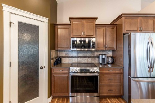 207 Hamptons Way Se, Medicine Hat, AB - Indoor Photo Showing Kitchen With Stainless Steel Kitchen