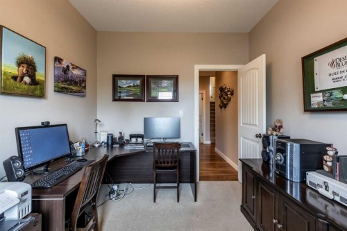 207 Hamptons Way Se, Medicine Hat, AB - Indoor Photo Showing Office