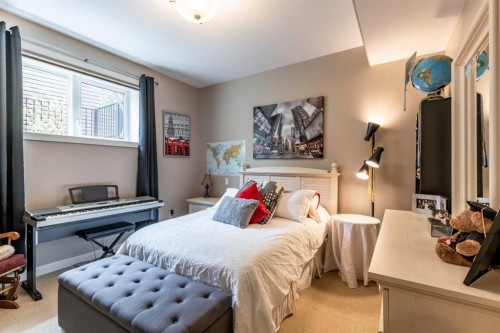 207 Hamptons Way Se, Medicine Hat, AB - Indoor Photo Showing Bedroom