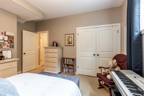 207 Hamptons Way Se, Medicine Hat, AB - Indoor Photo Showing Bedroom