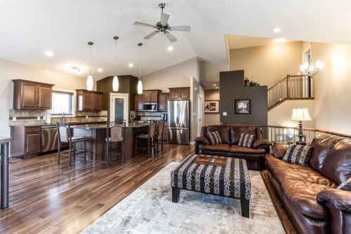 207 Hamptons Way Se, Medicine Hat, AB - Indoor Photo Showing Living Room