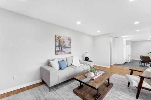 212 11 Street Ne, Medicine Hat, AB - Indoor Photo Showing Living Room