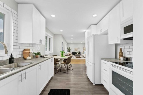 212 11 Street Ne, Medicine Hat, AB - Indoor Photo Showing Kitchen