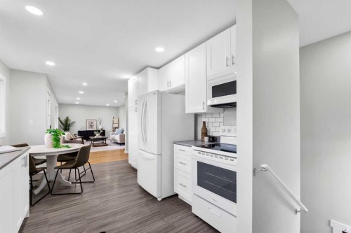 212 11 Street Ne, Medicine Hat, AB - Indoor Photo Showing Kitchen