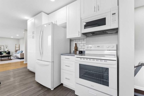 212 11 Street Ne, Medicine Hat, AB - Indoor Photo Showing Kitchen