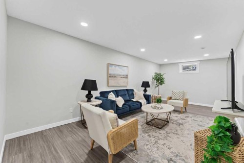 212 11 Street Ne, Medicine Hat, AB - Indoor