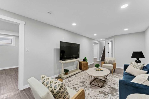 212 11 Street Ne, Medicine Hat, AB - Indoor Photo Showing Living Room