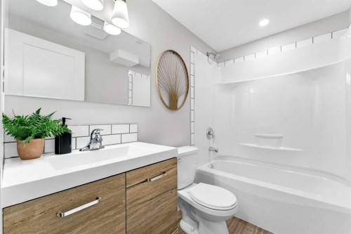 212 11 Street Ne, Medicine Hat, AB - Indoor Photo Showing Bathroom