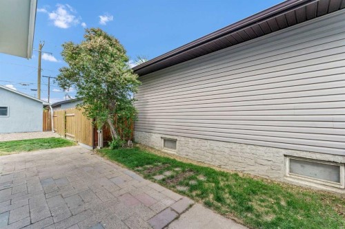 212 11 Street Ne, Medicine Hat, AB - Outdoor With Exterior