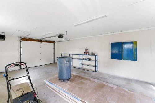 212 11 Street Ne, Medicine Hat, AB - Indoor Photo Showing Garage
