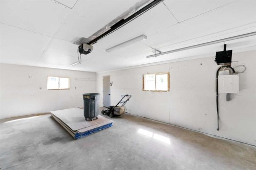 212 11 Street Ne, Medicine Hat, AB - Indoor Photo Showing Garage