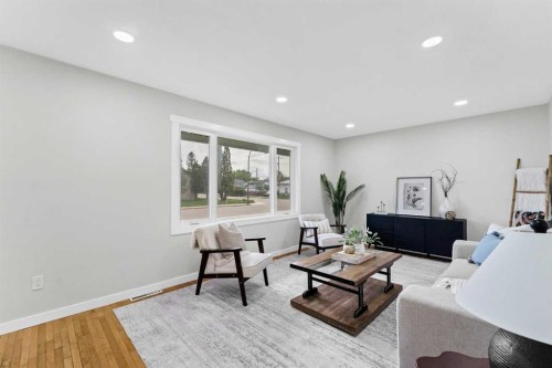 212 11 Street Ne, Medicine Hat, AB - Indoor Photo Showing Living Room