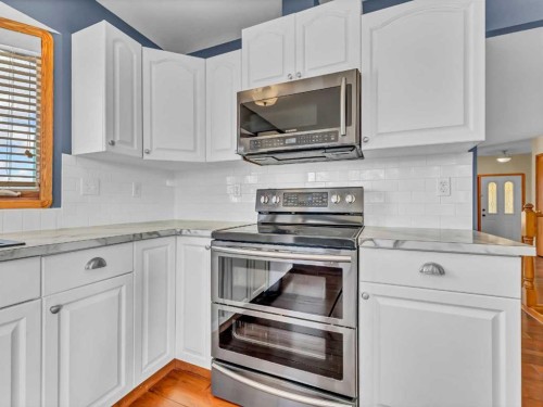 4 Turner Boulevard Se, Medicine Hat, AB - Indoor Photo Showing Kitchen