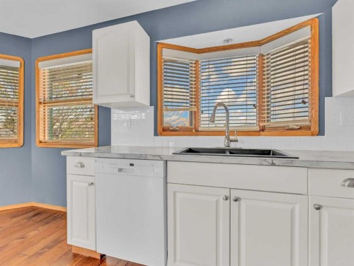 4 Turner Boulevard Se, Medicine Hat, AB - Indoor Photo Showing Kitchen With Double Sink