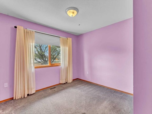 4 Turner Boulevard Se, Medicine Hat, AB - Indoor Photo Showing Other Room