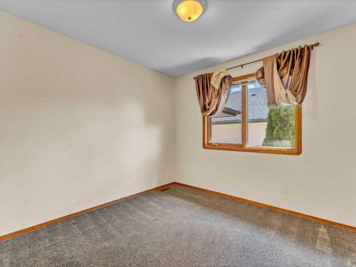 4 Turner Boulevard Se, Medicine Hat, AB - Indoor Photo Showing Other Room