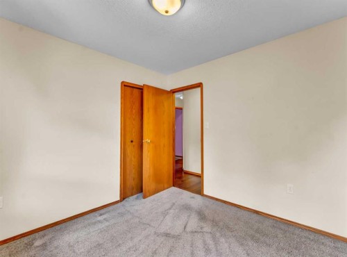 4 Turner Boulevard Se, Medicine Hat, AB - Indoor Photo Showing Other Room