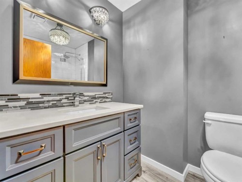 4 Turner Boulevard Se, Medicine Hat, AB - Indoor Photo Showing Bathroom