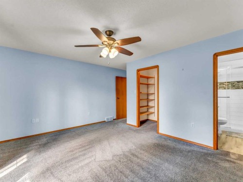 4 Turner Boulevard Se, Medicine Hat, AB - Indoor Photo Showing Other Room