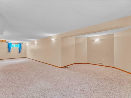 4 Turner Boulevard Se, Medicine Hat, AB - Indoor Photo Showing Other Room