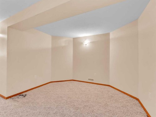 4 Turner Boulevard Se, Medicine Hat, AB - Indoor Photo Showing Other Room