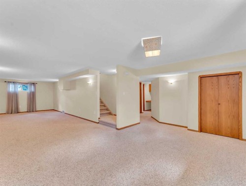 4 Turner Boulevard Se, Medicine Hat, AB - Indoor Photo Showing Other Room