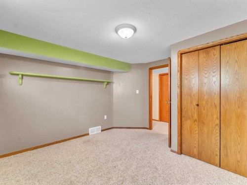 4 Turner Boulevard Se, Medicine Hat, AB - Indoor Photo Showing Other Room