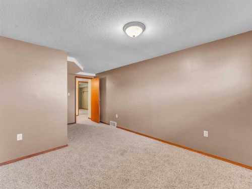4 Turner Boulevard Se, Medicine Hat, AB - Indoor Photo Showing Other Room