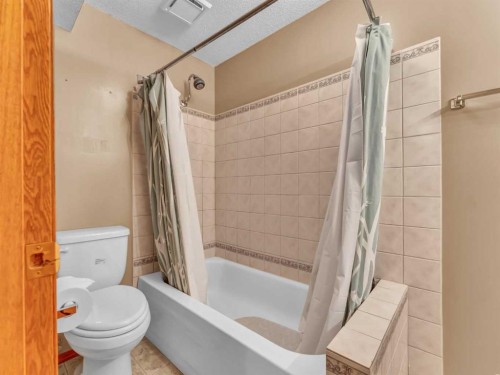 4 Turner Boulevard Se, Medicine Hat, AB - Indoor Photo Showing Bathroom