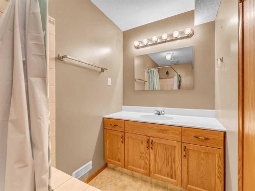 4 Turner Boulevard Se, Medicine Hat, AB - Indoor Photo Showing Bathroom