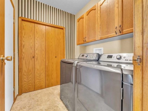 4 Turner Boulevard Se, Medicine Hat, AB - Indoor Photo Showing Laundry Room