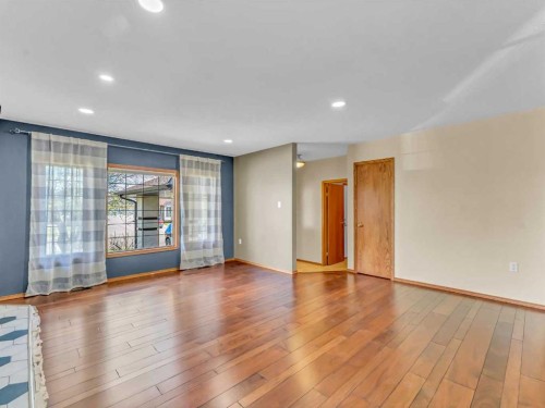 4 Turner Boulevard Se, Medicine Hat, AB - Indoor