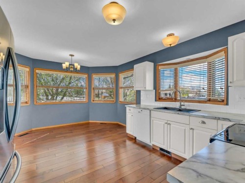 4 Turner Boulevard Se, Medicine Hat, AB - Indoor Photo Showing Kitchen